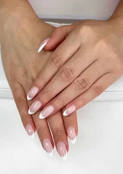 Γαλλικό μανικιούρ στην Αργυρούπολη – Le Petite Salon